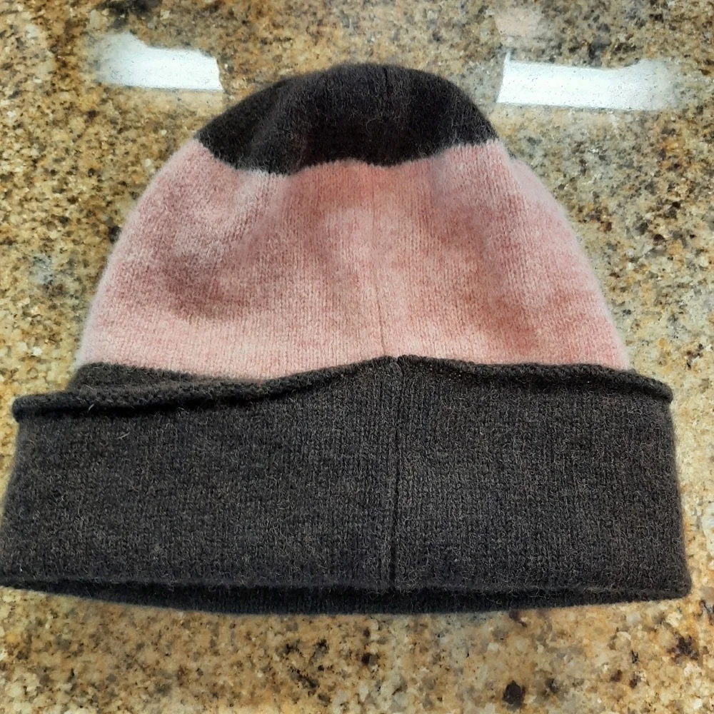 GAP 100% LAMBSWOOL KNIT HAT WITH SWEAT BAND.